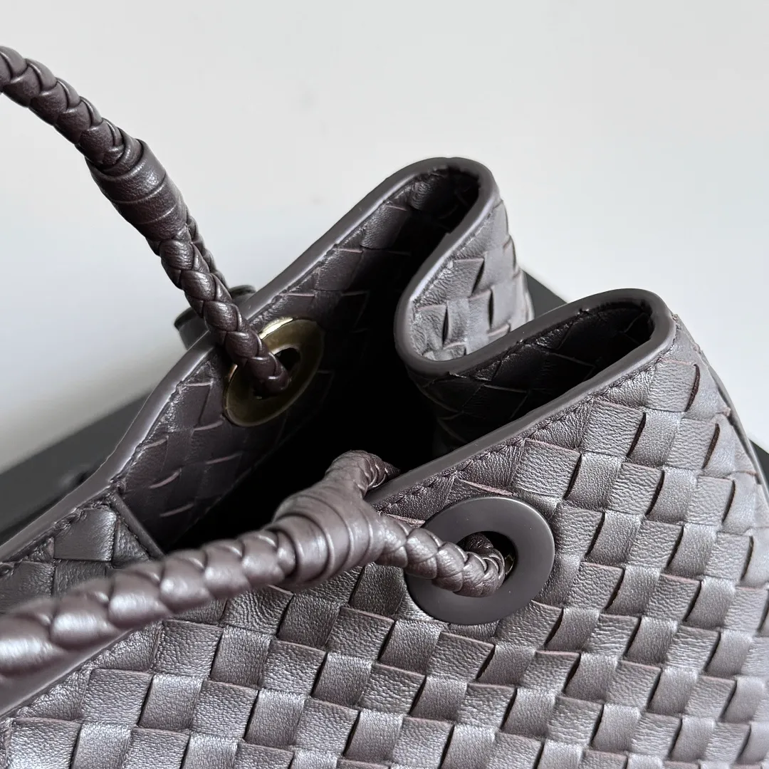 Batch 2200 Bottega Veneta Basket new woven handbag. The classic tote bag style has its own elegant and elegant temperament. It does not feel out of place whether it is commuting or casual outings. It is suitable for various occasions! The design of the woven handle is the finishing touch. The hand-woven texture is delicate and rich in texture. It is not only beautiful, but also extremely comfortable to hold. It looks low-key when held in the hand, but in fact it exudes luxurious charm. Iconic weaving process, each weave is tight and even, showing BV's exquisite production technology. The metal ring decoration is perfectly connected with the bag body, adding a sense of modernity and sophistication to the whole. Moreover, the lines of the bag body are smooth and natural, and the curvature is ergonomic. It can be perfectly adapted whether it is carried on the shoulder or carried in the hand, showing an elegant posture. Style number: 836261 Size: 31*18.5*16cm